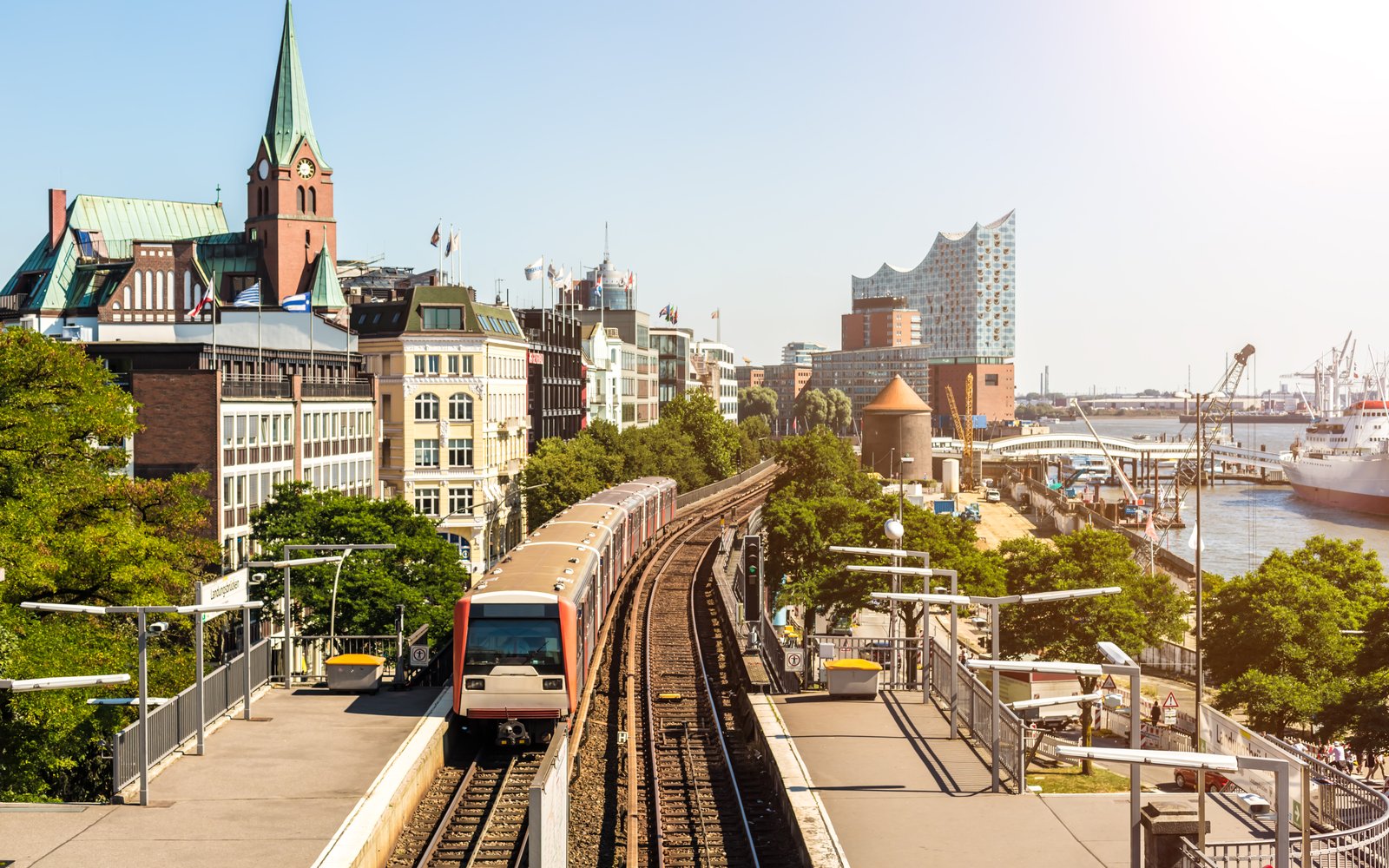 Landungsbrücken mit Elbphilharmonie in Hamburg an der Elbe