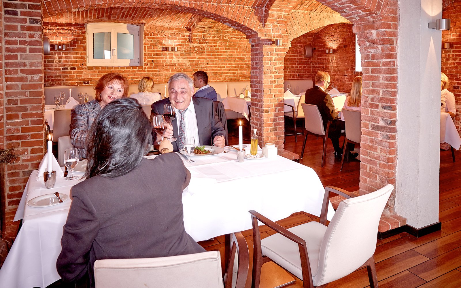 Drei Personen beim Abendessen im Seabreeze Restaurant des Hotel Navigare