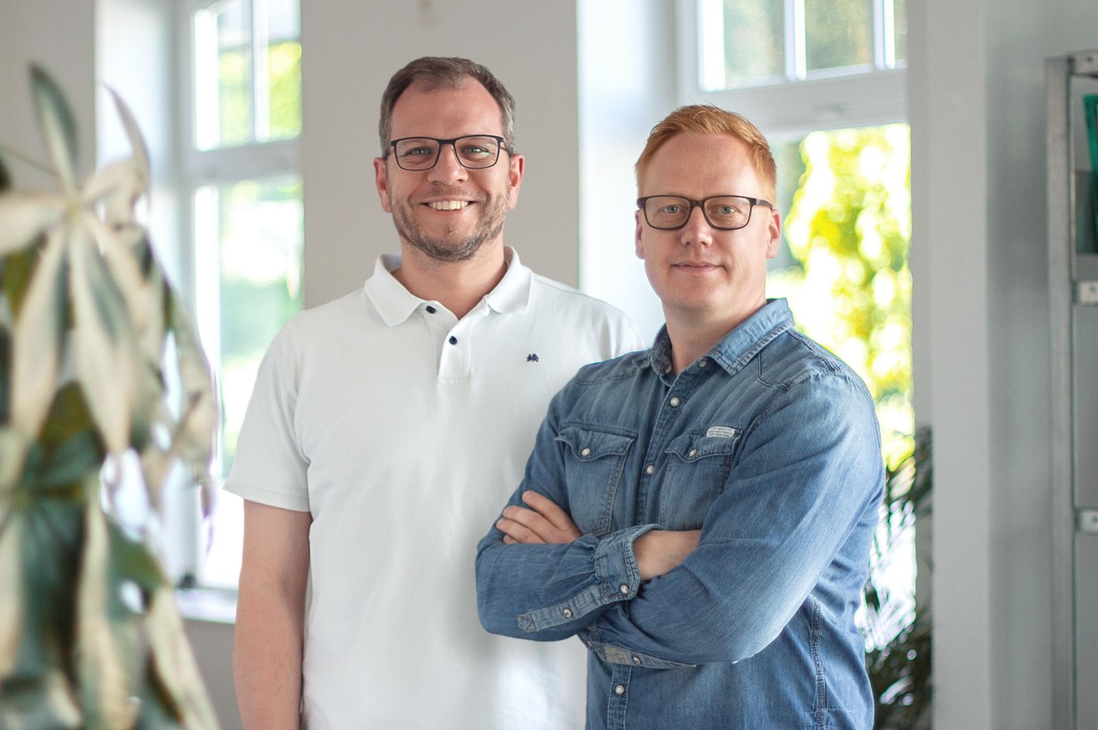Portraitsaufnahme von Ole Kleipsties und Timo Hoffström – Geschäftsführer der Werbeagentur für Design und Digitales Frei & Förmlich aus Glücksburg direkt an der Ostsee in Glücksburg.