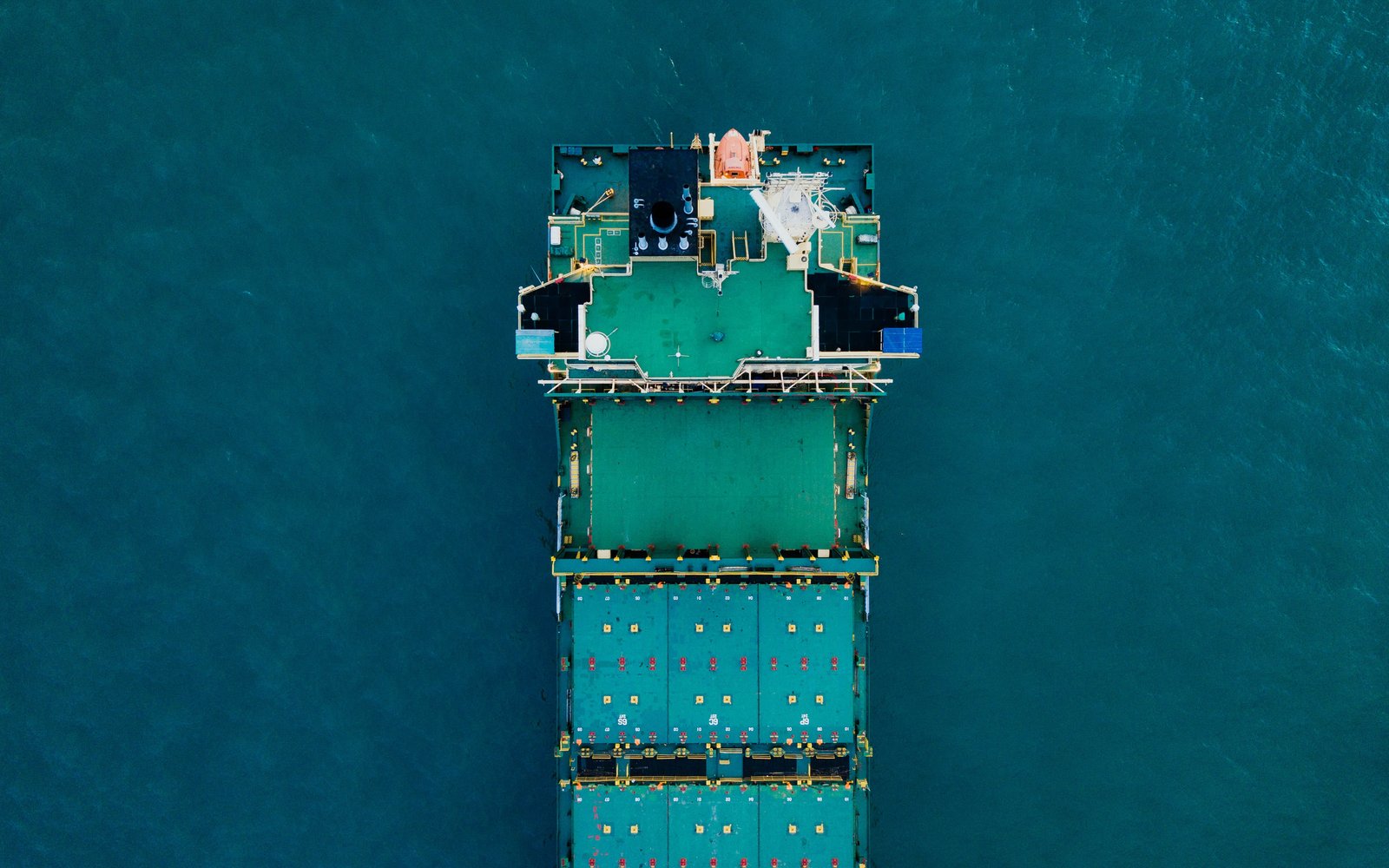 Containerschiff von oben fotografiert auf dem Nord-Ostsee-Kanal