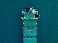 Containerschiff von oben fotografiert auf dem Nord-Ostsee-Kanal