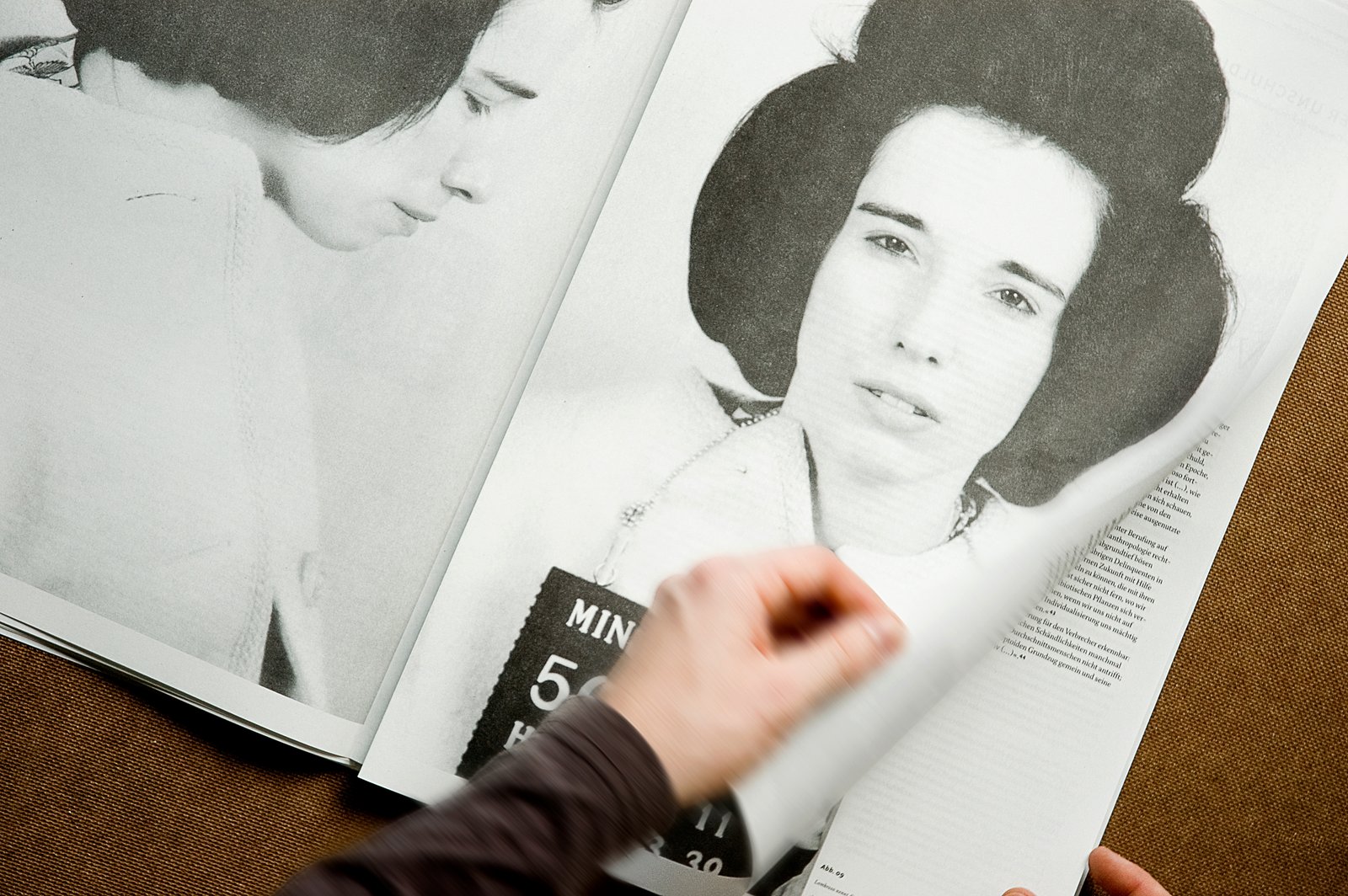 Zwischenseite einer Zeitung mit großen Mugshots Verbrecherfotos einer jungen Frau und auffälligen Frisur.