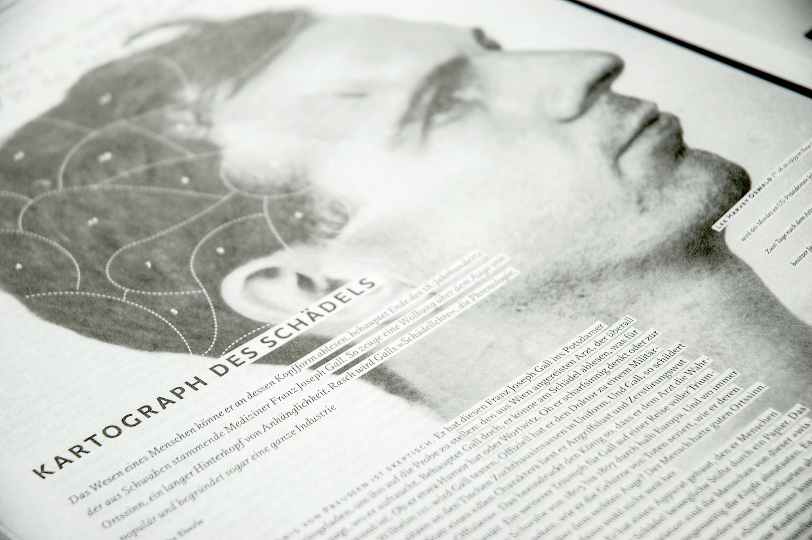 Layout eines Artikels über die Kartografie des Schädels mit schöner Typografie FF Strada und Marat Pro in der Anwendung.