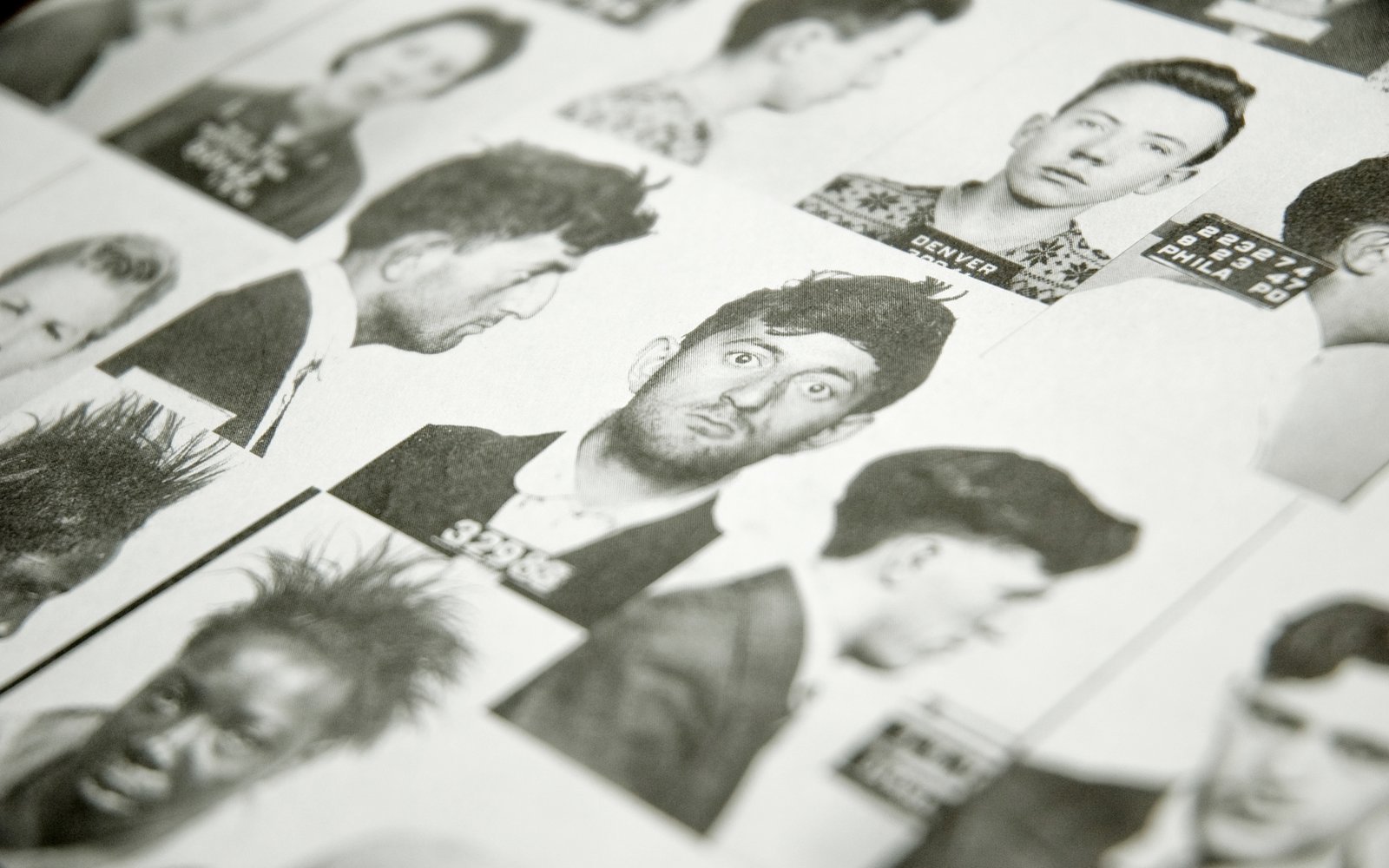 Alte Verbrecherfotos aus dem Polizeiarchiv aneinandergereiht zu einem großen Bildmontage für ein Buchtitel.